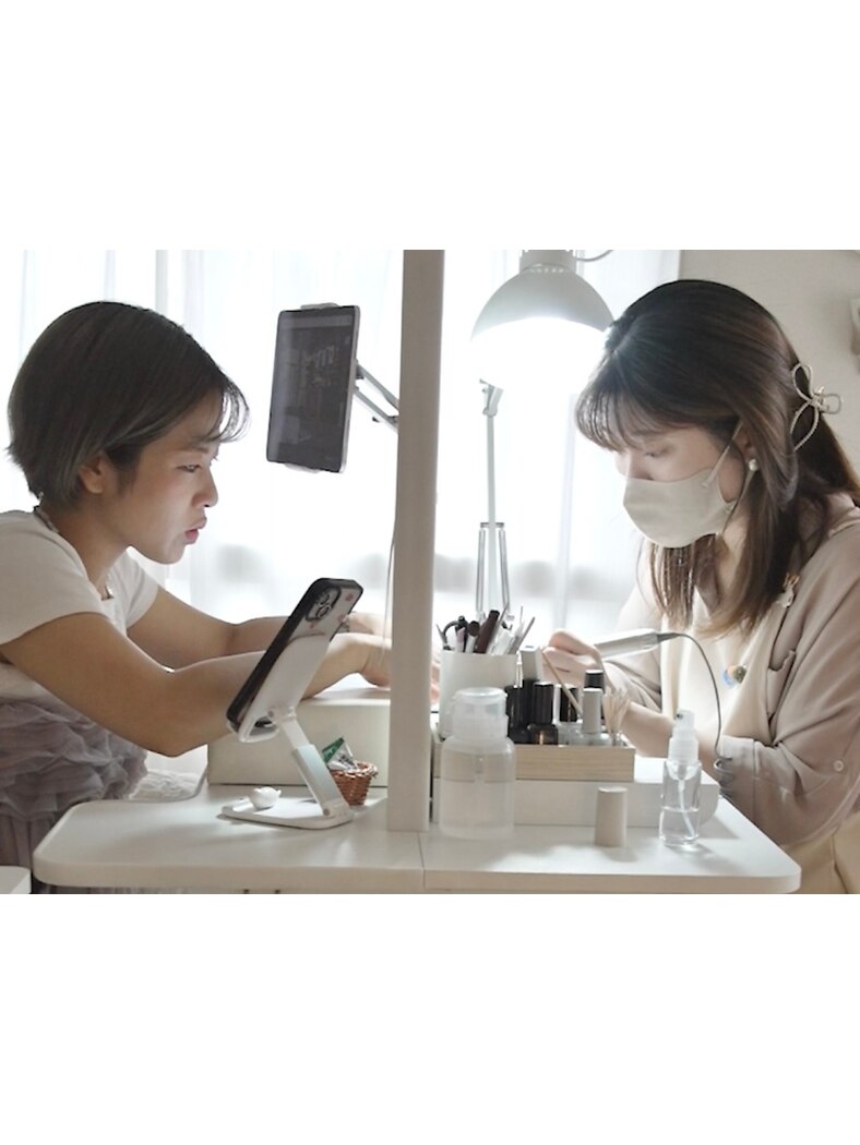 非対面ボードを挟んで施術するmisuzu